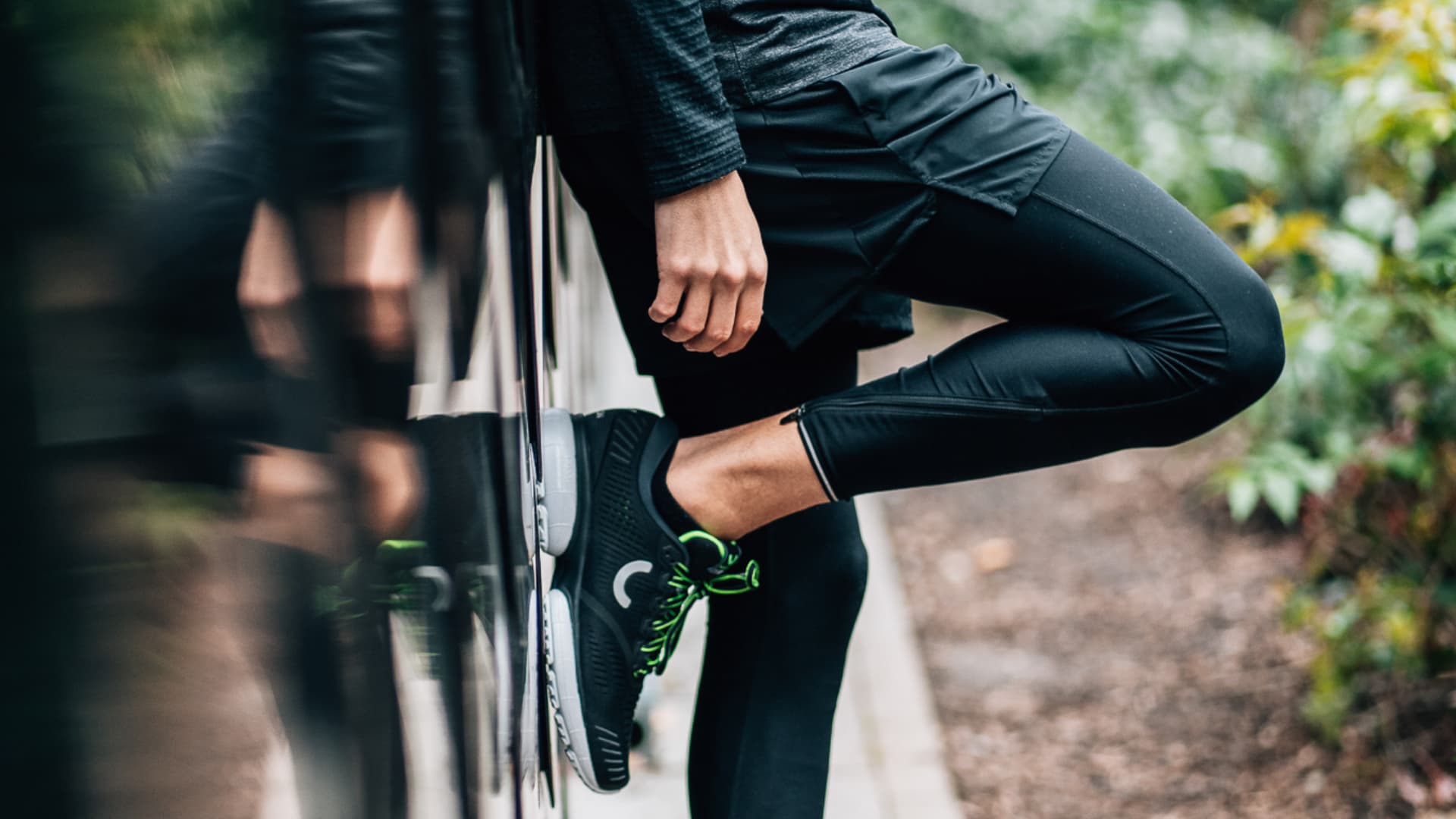 Läufer lehnt an der Wand, Fokus auf dem Knie