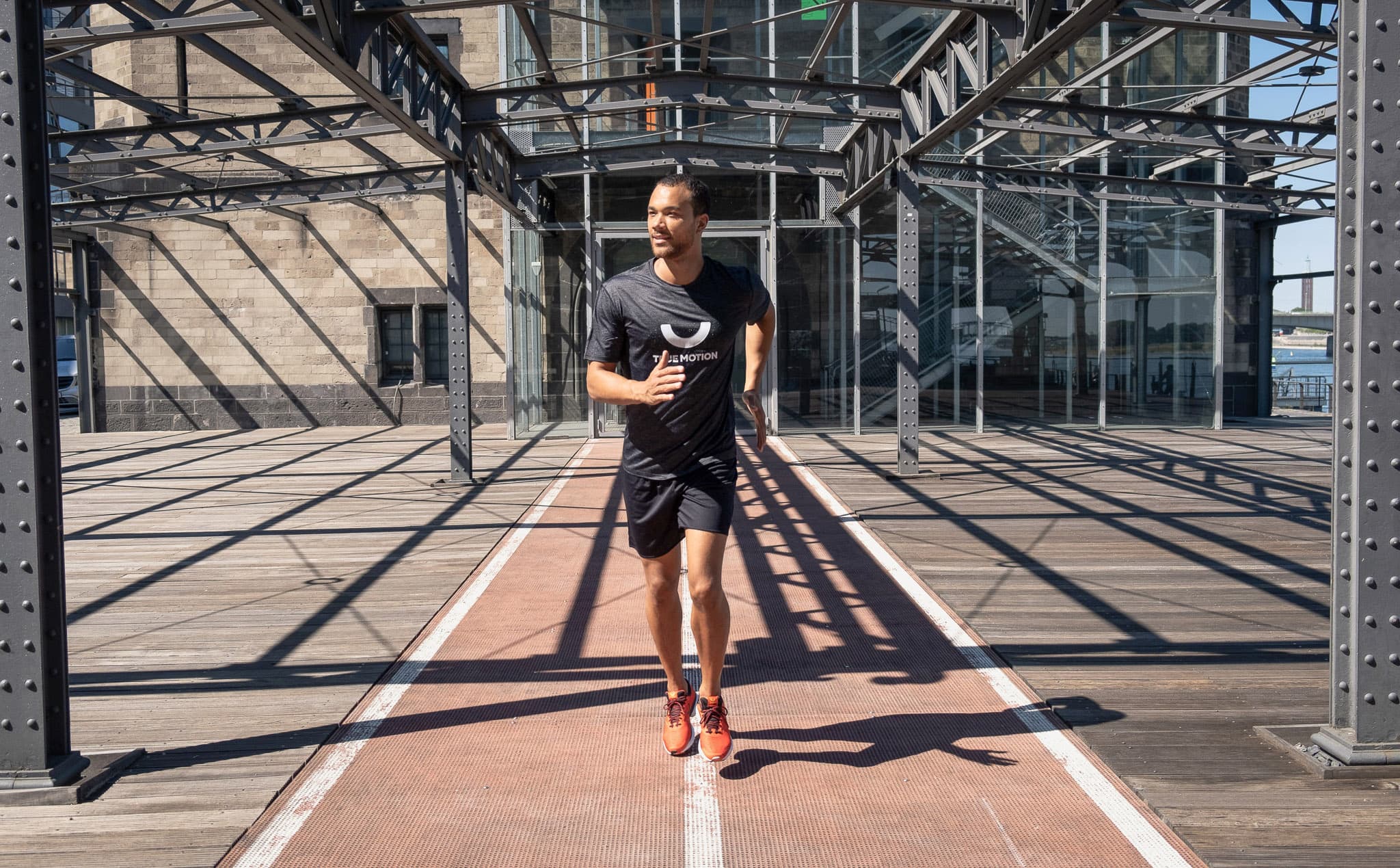 laufschuhe-im-laden-kaufen_warum-wir-laufschuhe-anprobieren-sollten