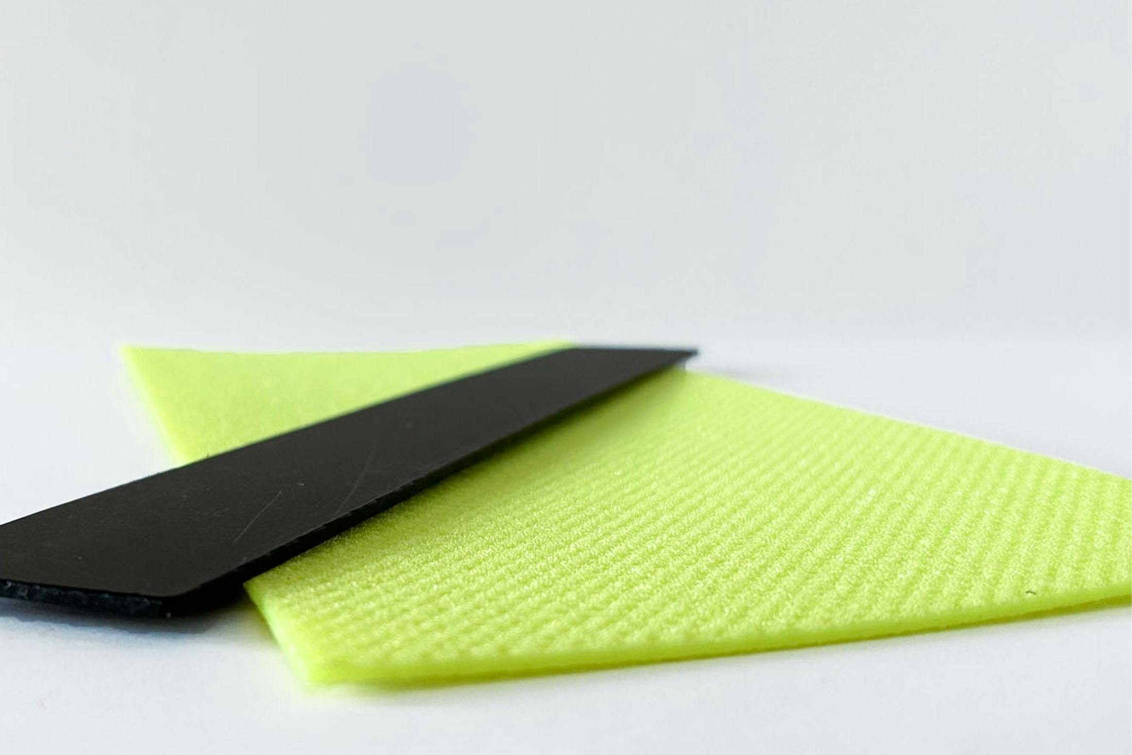 karbonplatte-und-nylonplatte-in-laufschuhen_carbon-plate-running-shoe_width
